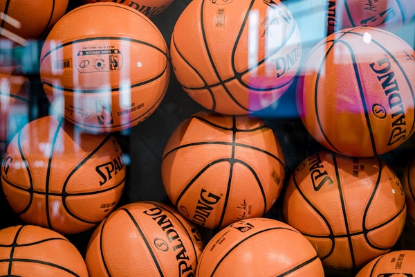 足球运动员进球后激动庆祝瞬间特写