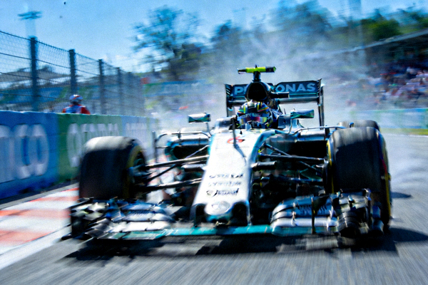 赛车在赛道上高速飞驰产生的动态模糊效果